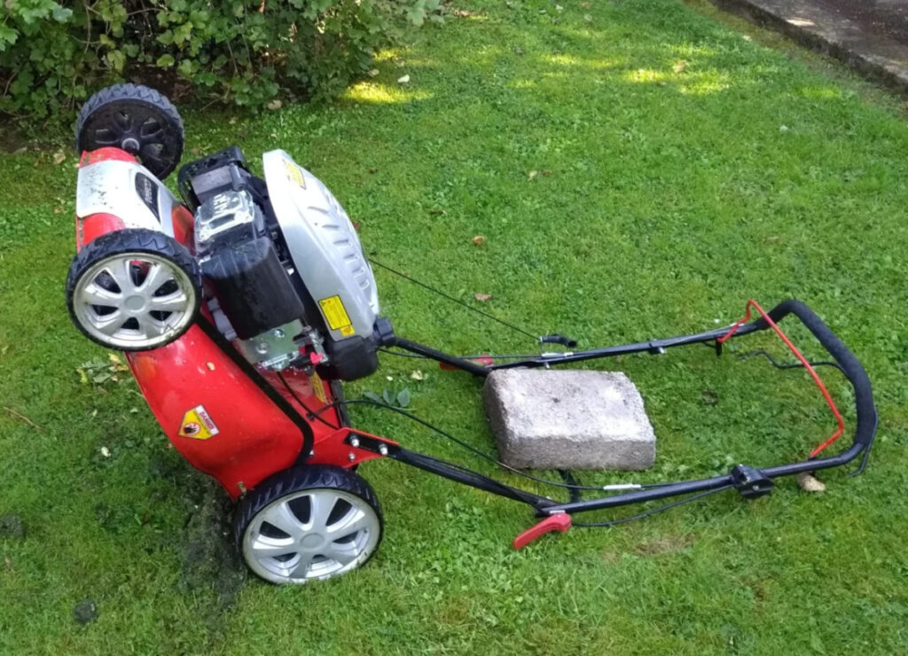 Various Ways to Remove Excess Oil From Lawn Mowers